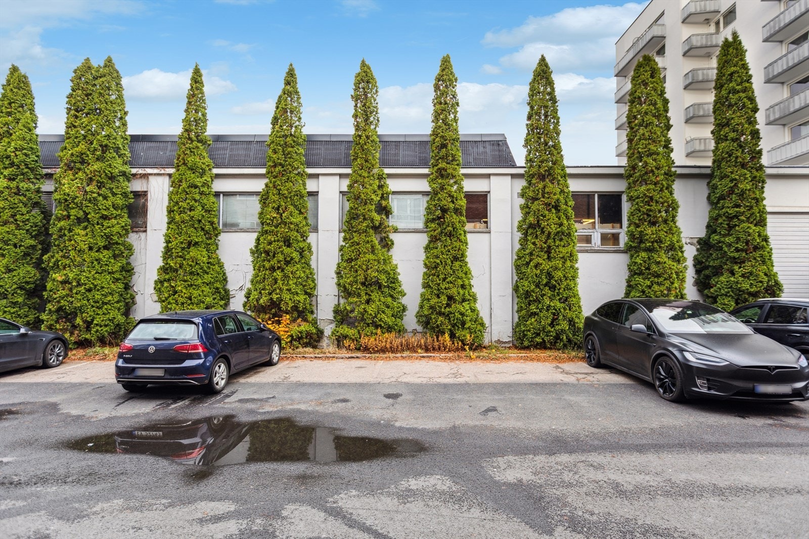 Hver andel har et bruksrett til parkering på ledig plass på borettslagets ca. 220 oppmerkede plasser. Galleribilde