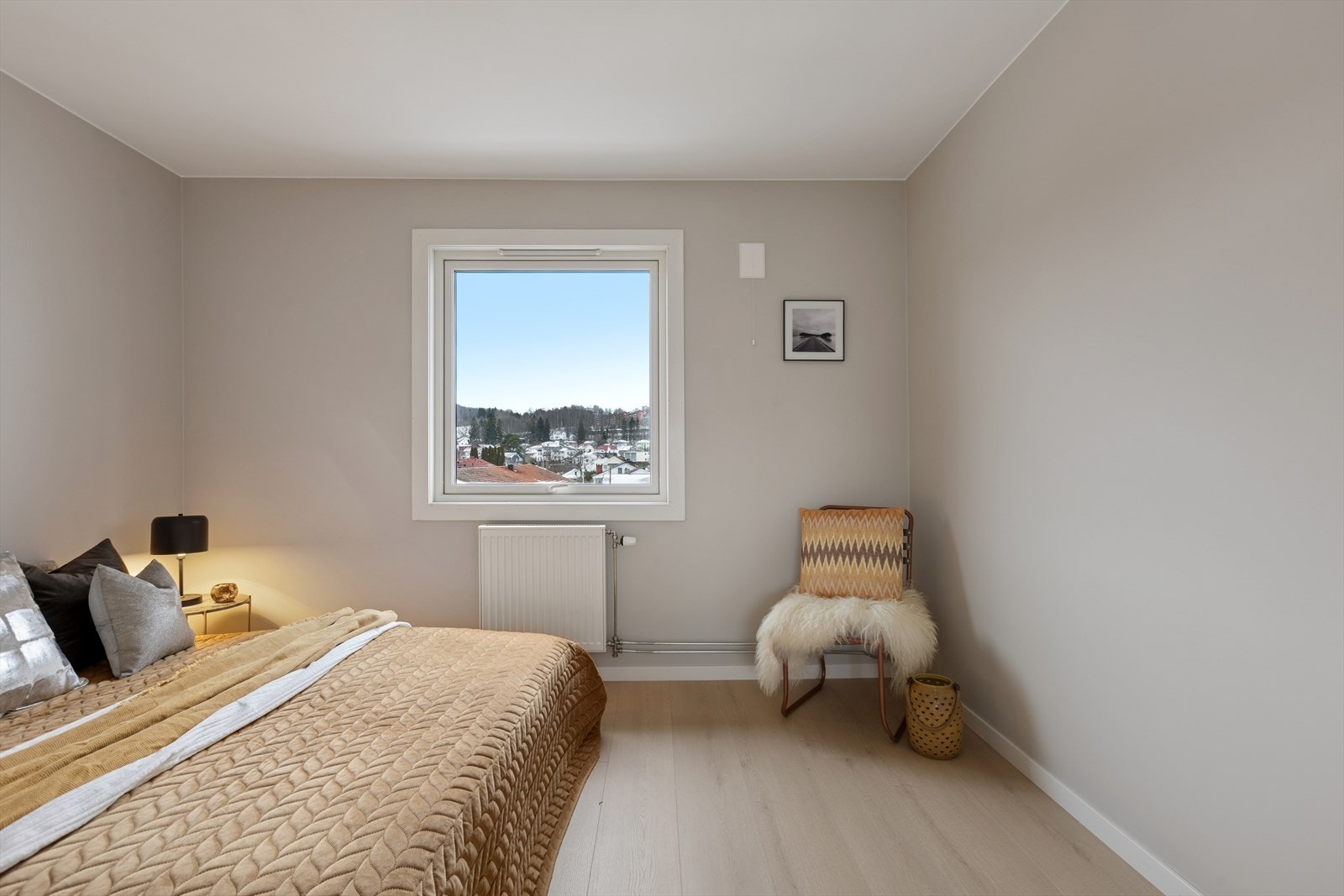 Rommet er av god størrelse, med gode muligheter til å etablere stor skyvedørsgarderobe. Galleribilde