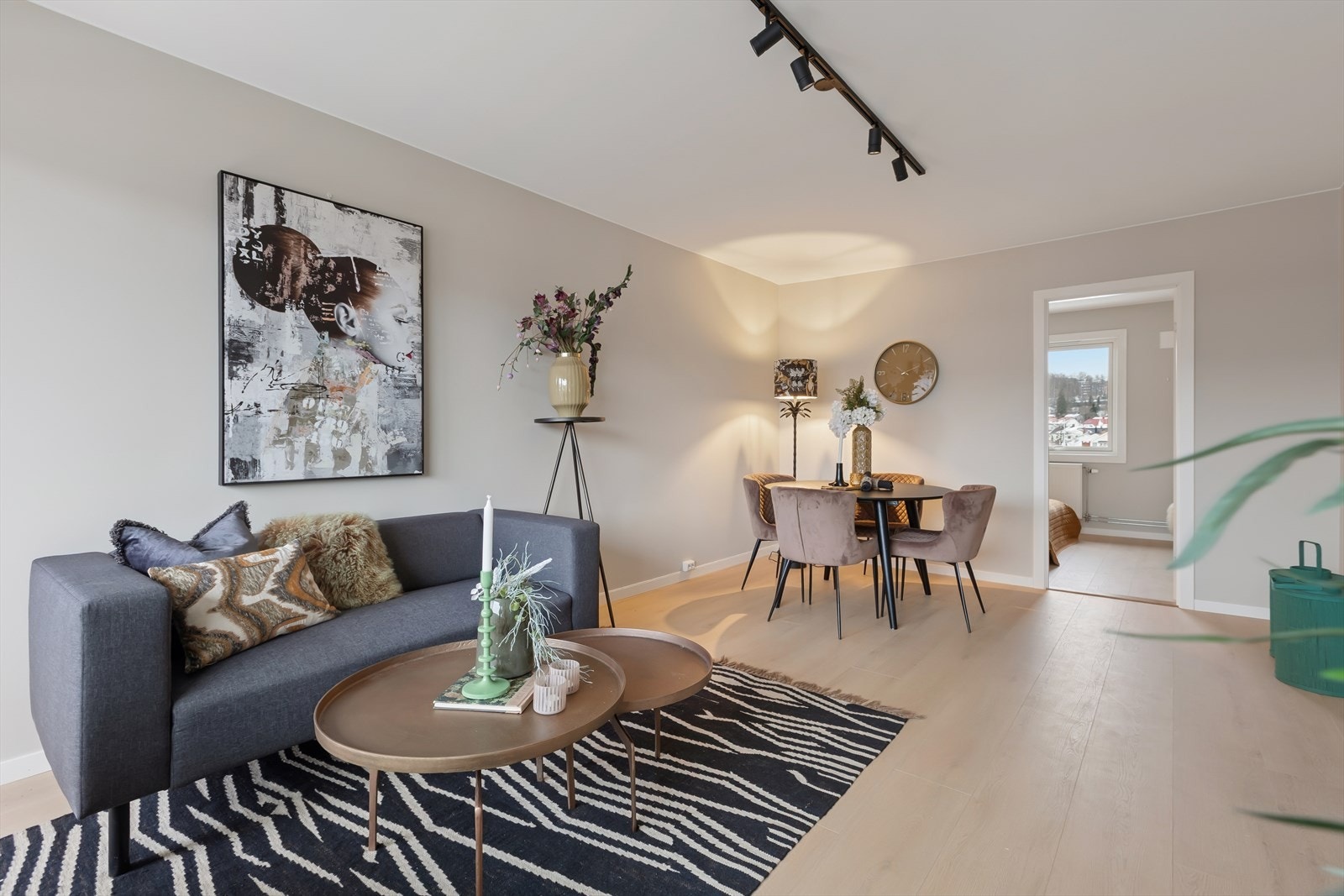 Lys stue som enkelt kan deles inn i to soner - en for hyggelig spisestue, og en for sofagruppe. Galleribilde