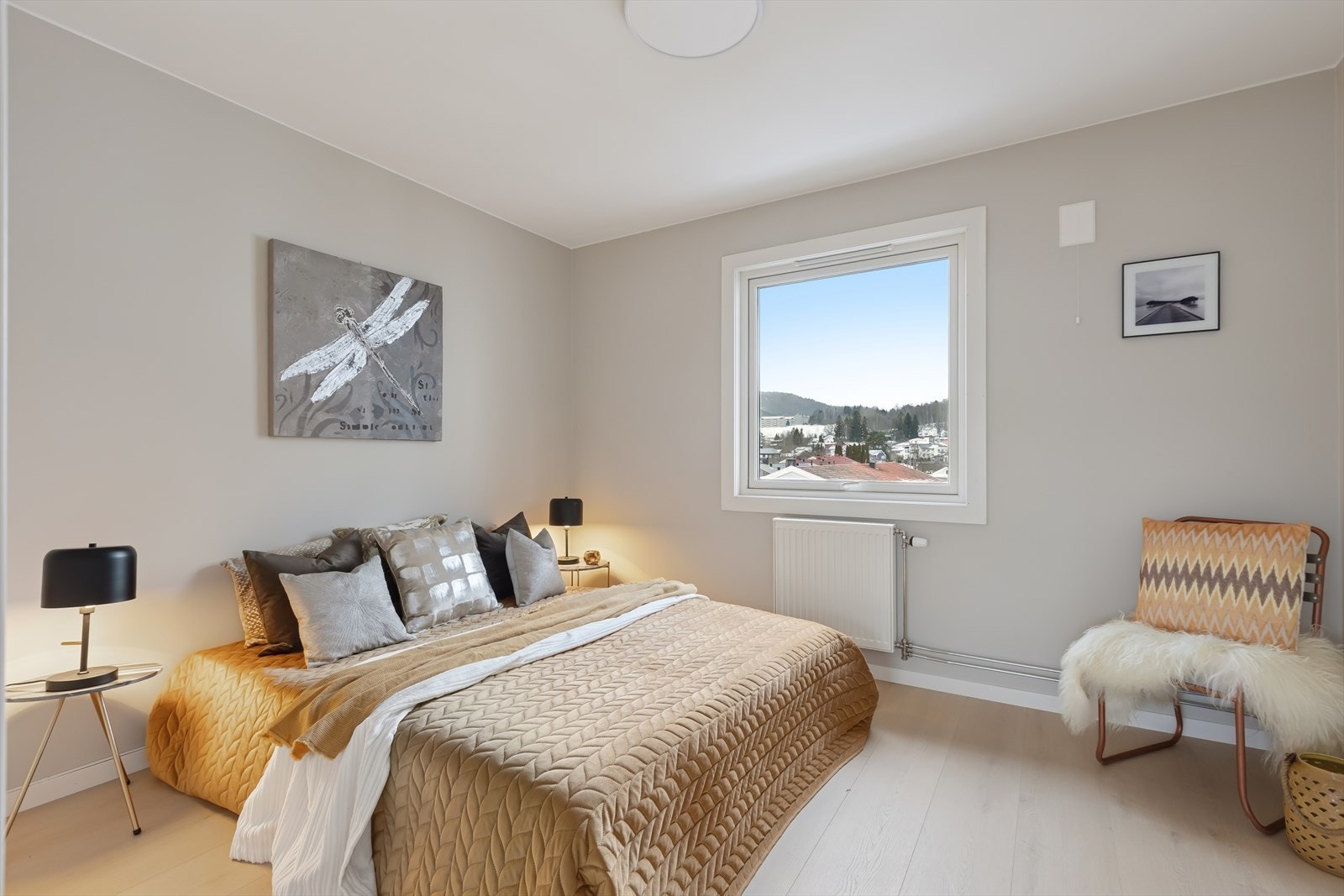 Stort hovedsoverom med plass til dobbeltseng og tilhørende nattbord. Galleribilde