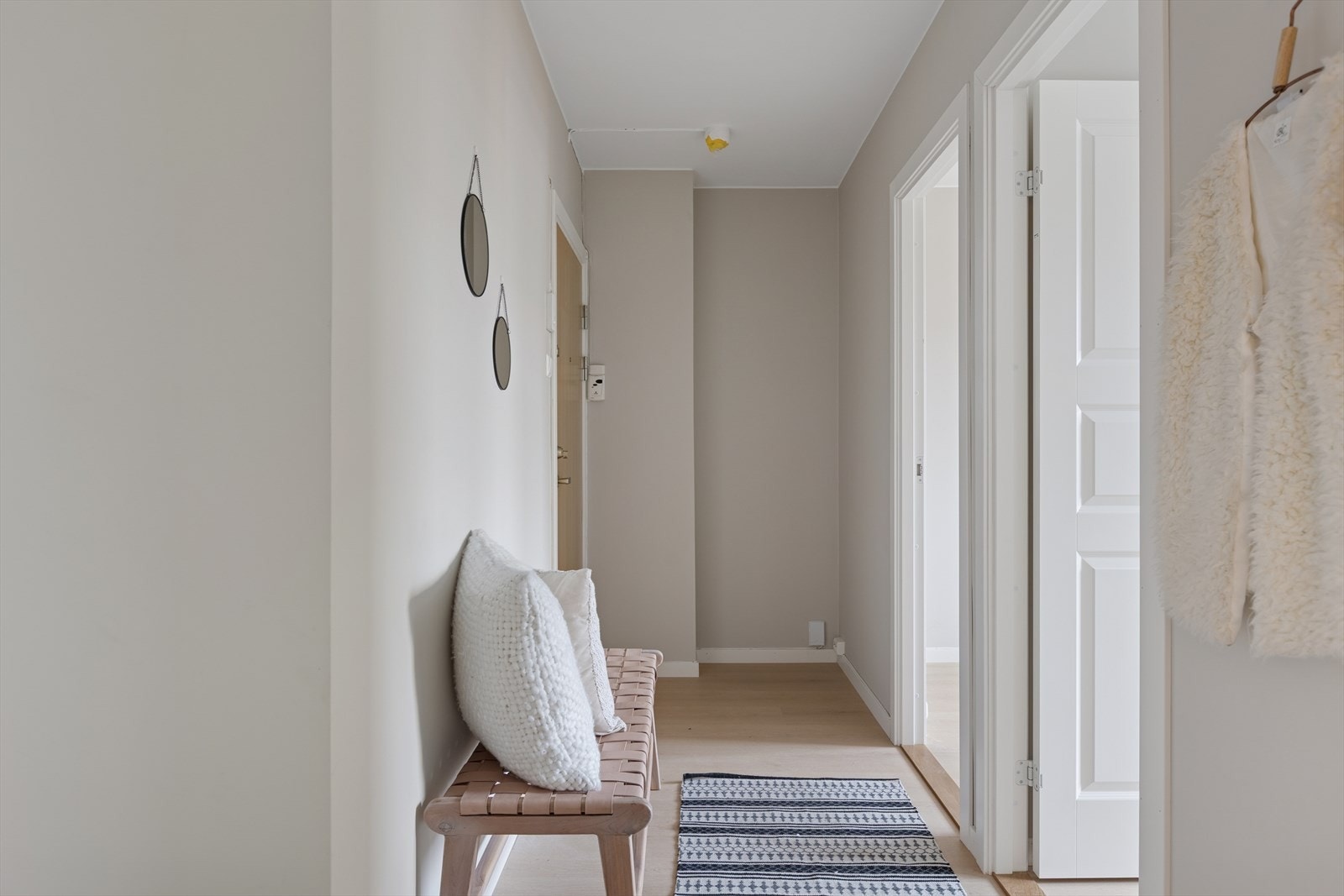 Leilighetens entré er lys og gir et positivt førsteinntrykk av boligen. Galleribilde