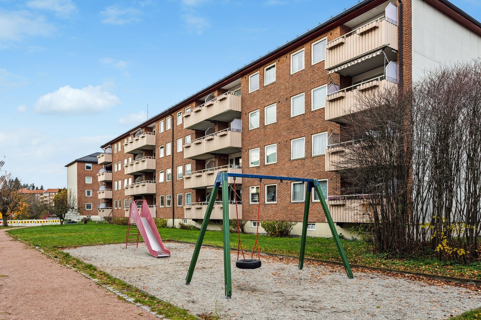 Felles festet tomt for borettslaget på ca. 44 239,10 m2 opparbeidet med gressplen- og grøntområder, beplantning, prydbusker og trær. Galleribilde