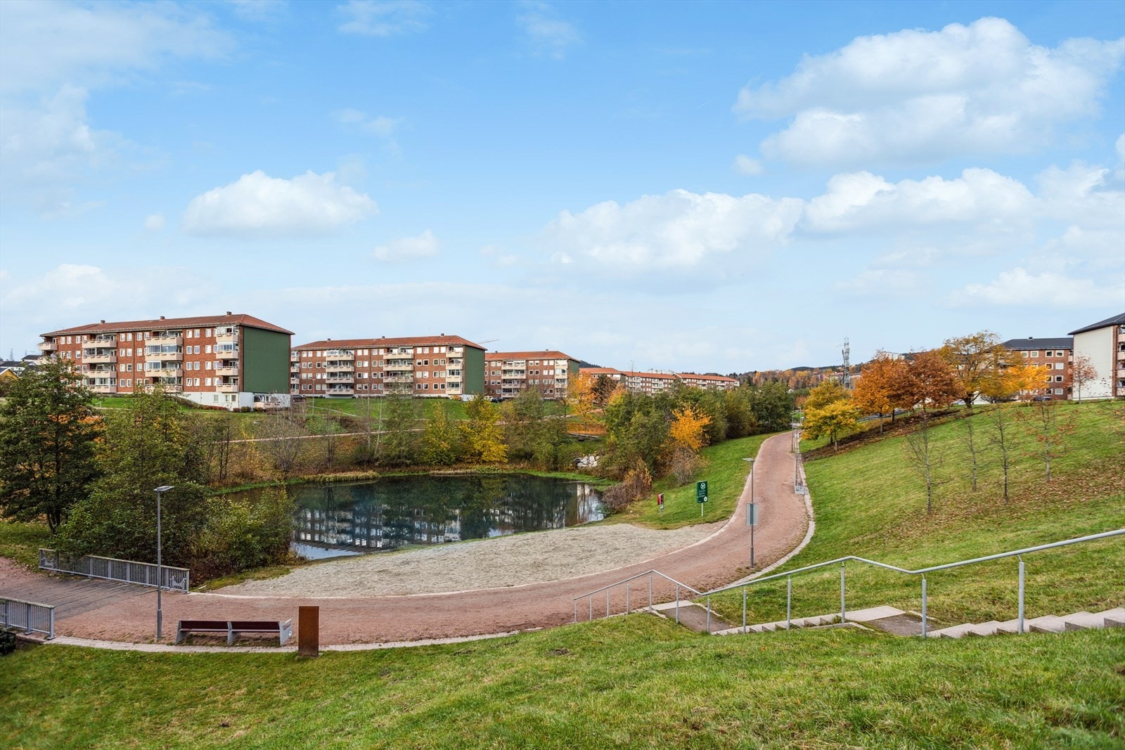 Bjerkedalen park som du finner rett utenfor leiligheten, er et perfekt sted for turer, solbading, skøyting og mye annet gjennom året. Galleribilde