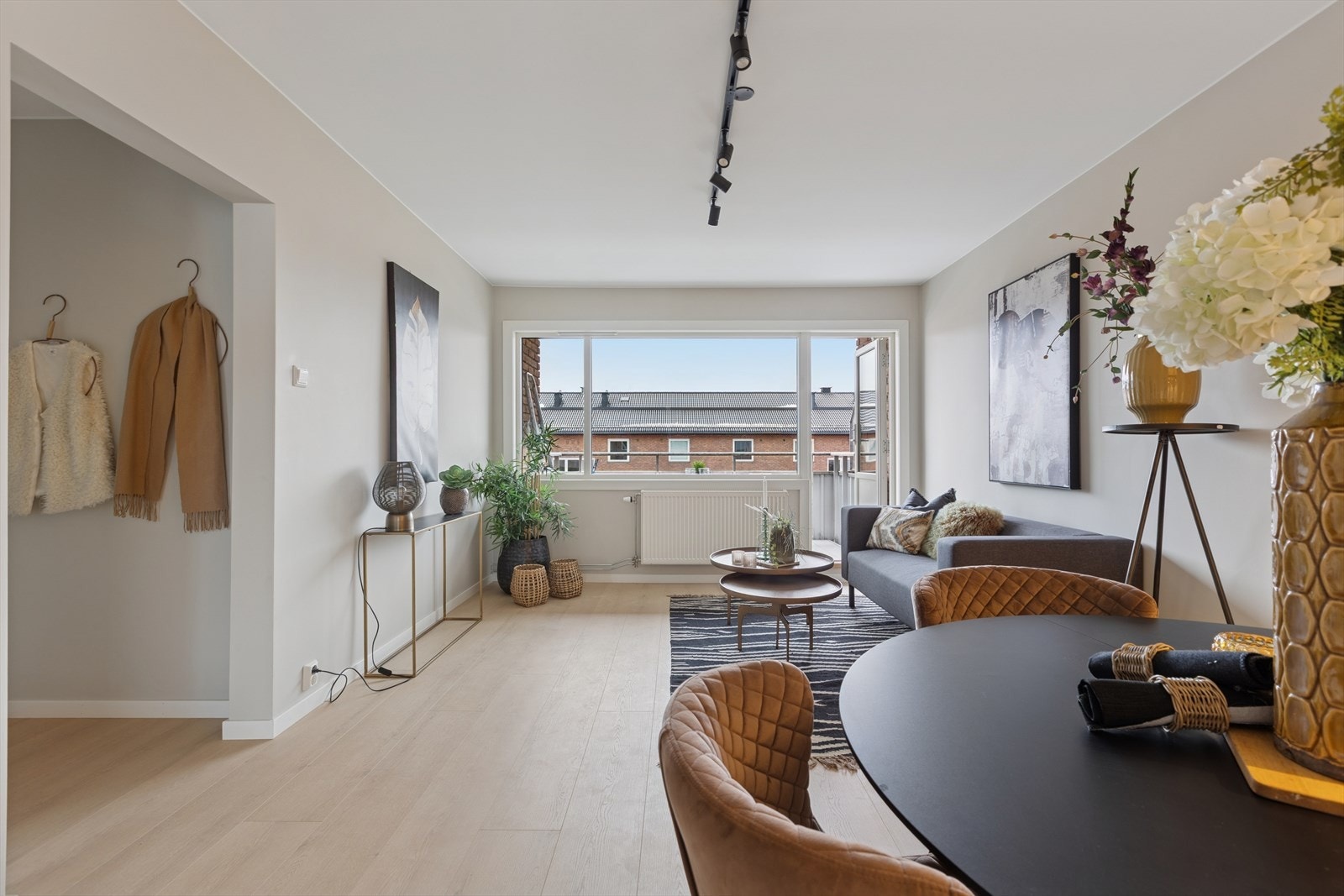 Lyst og luftig planløsning med moderne design og store vindusflater som gir en følelse av romslighet og lys. Galleribilde