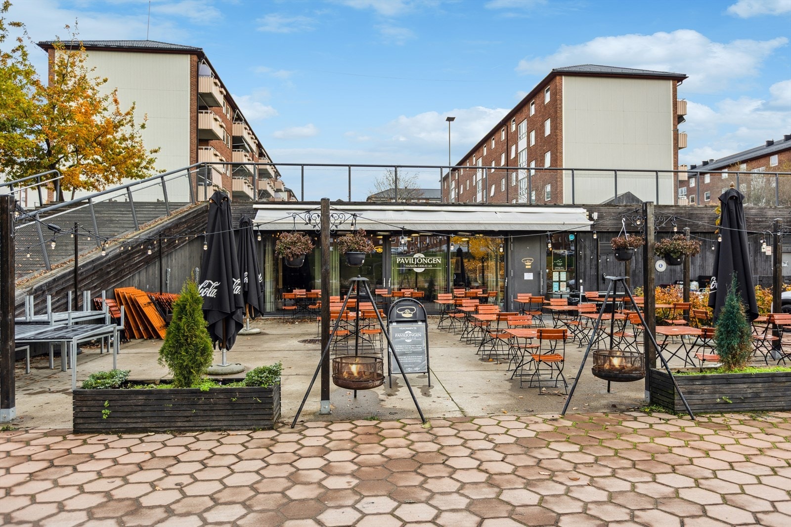 Paviljongen er en trivelig bistro i hjerte av Bjerkedalen i Oslo. Her tilbys det et godt utvalg av drikkevarer, kaffe og spennende retter. Galleribilde