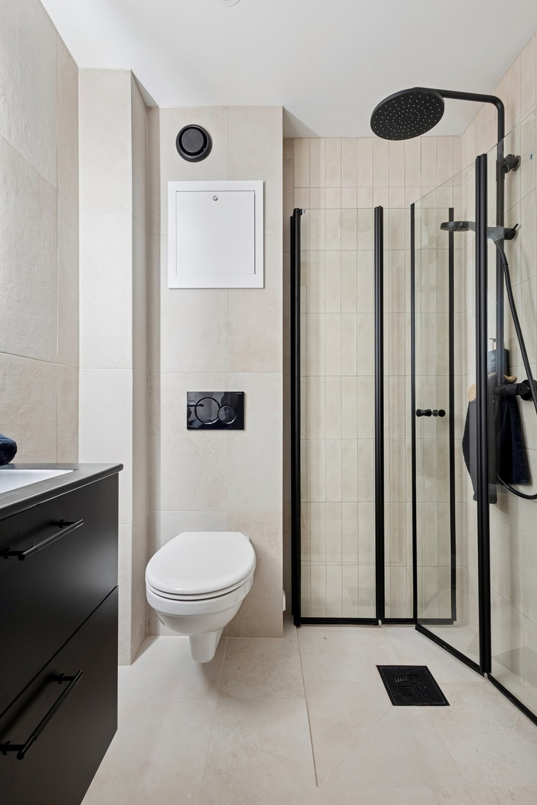 Lekker og nytt bad fra januar 2026. Skult røranlegg og vegghengt toalett. Opplegg og plass for vaskemaskin og tørketrommel. Galleribilde