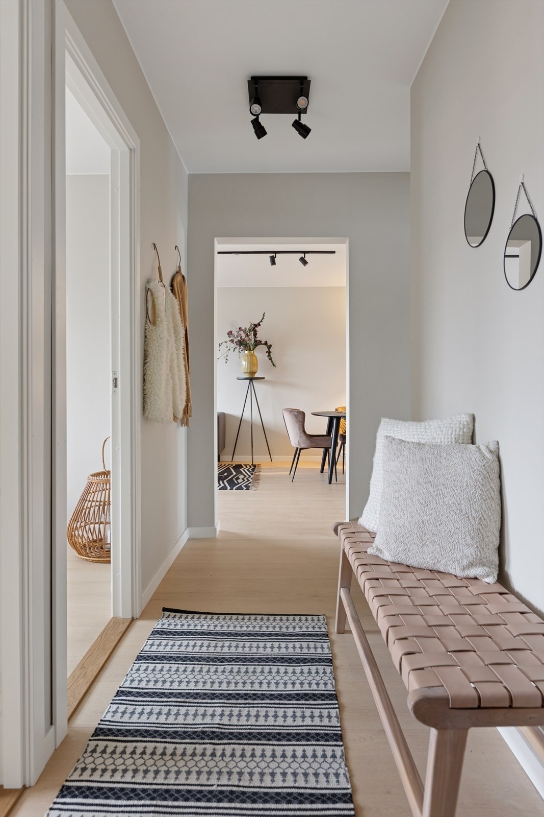 Stort og romslig entré som ønsker deg velkommen til ditt nye hjem. Galleribilde