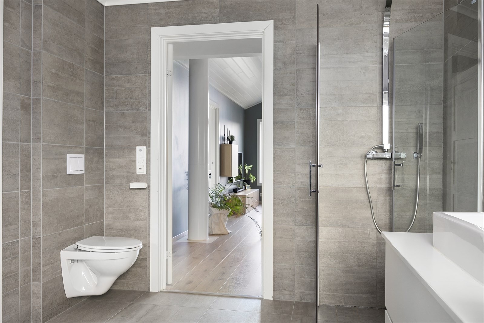 Bad i 2.etasje som fremstår moderne med høy standard. Badet er utstyrt med vegghengt toalett, dusj, stilren baderomsinnredning og badekar som gjør det avslappende og familievennlig. Galleribilde