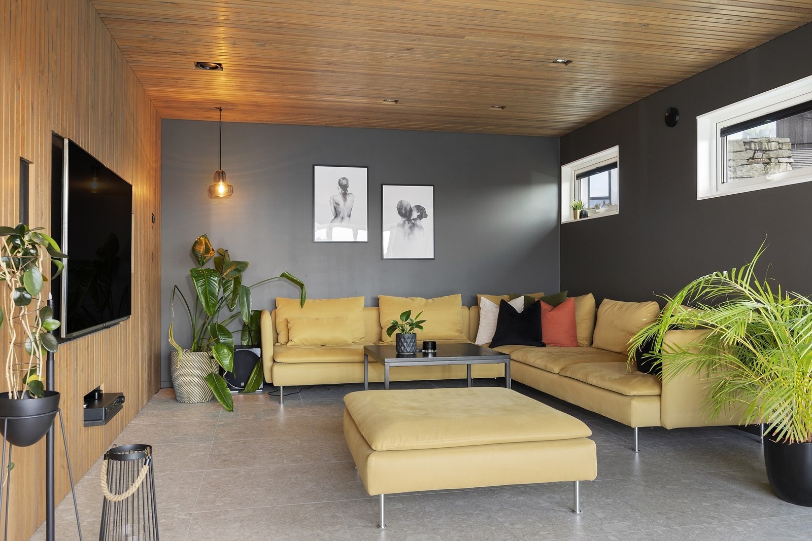 Her kan du koble bolig og hage sammen med denne imponerende hagestuen som har fliselagt gulv med varmekabler og foldedører som åpner rommet opp mot hagen. Galleribilde