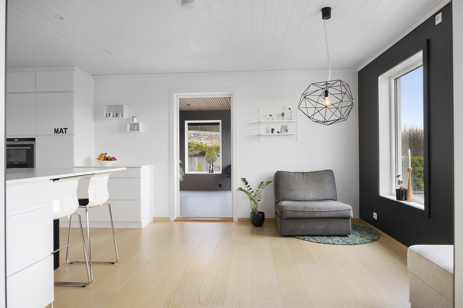 De store vinduene gir ikke bare godt lys, men også en nydelig utsikt som gjør matlaging ekstra hyggelig. Galleribilde