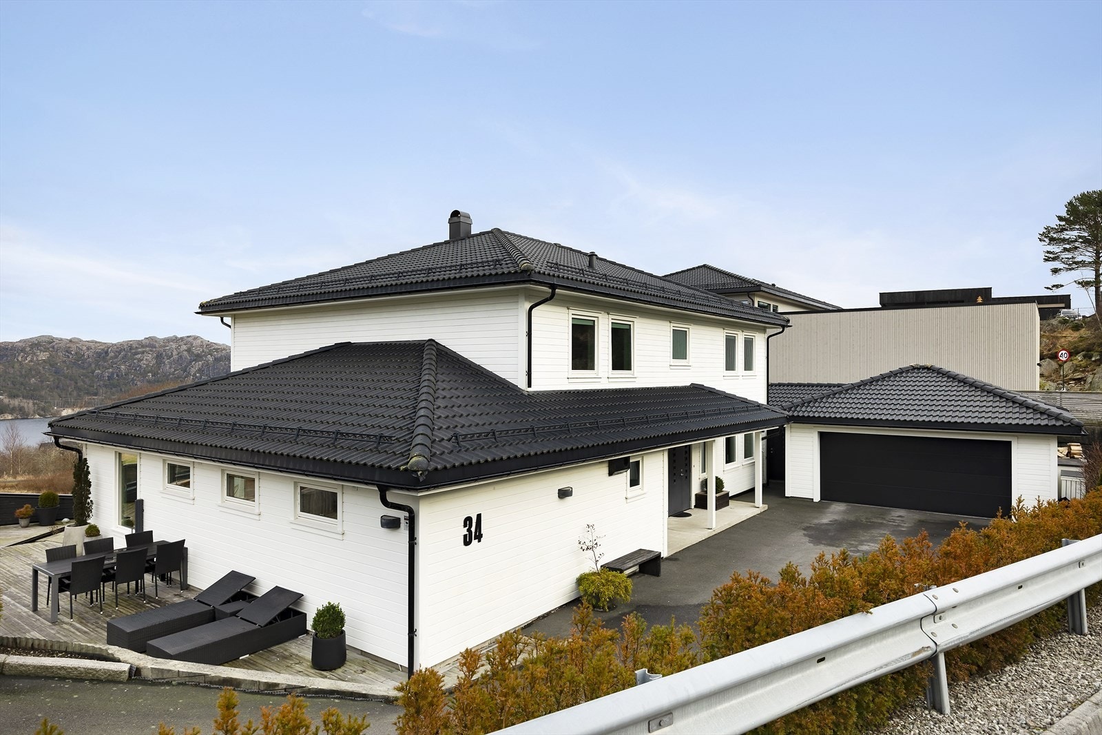 Den lettstelte tomten er pent opparbeidet, med terrasse, plattinger og asfaltert gårdsrom - her ligger alt til rette for å nyte gode stunder utendørs. Galleribilde