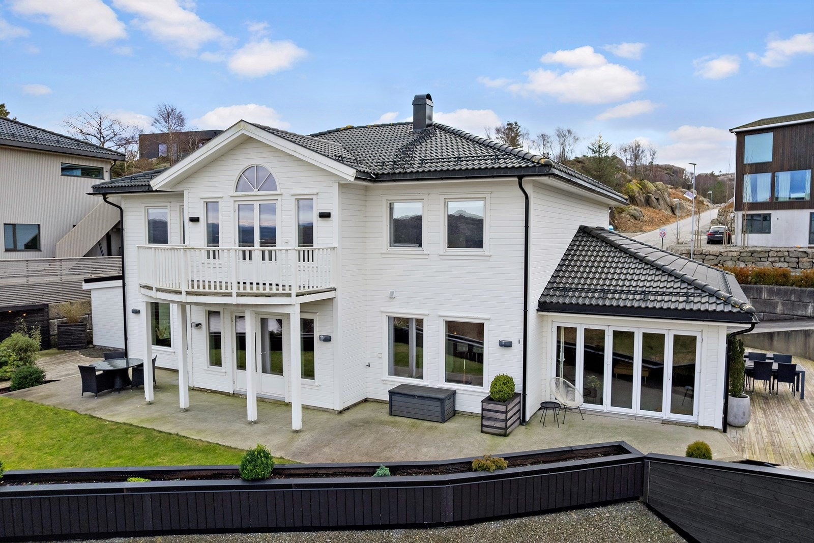 Velkommen til Lasteinveien 34! Denne velholdte boligen strekker seg over to etasjer og byr på et funksjonelt og moderne hjem preget av god standard og gjennomførte løsninger.
Fotograf Diakrit v/ Arne Ove Østebrøt Galleribilde