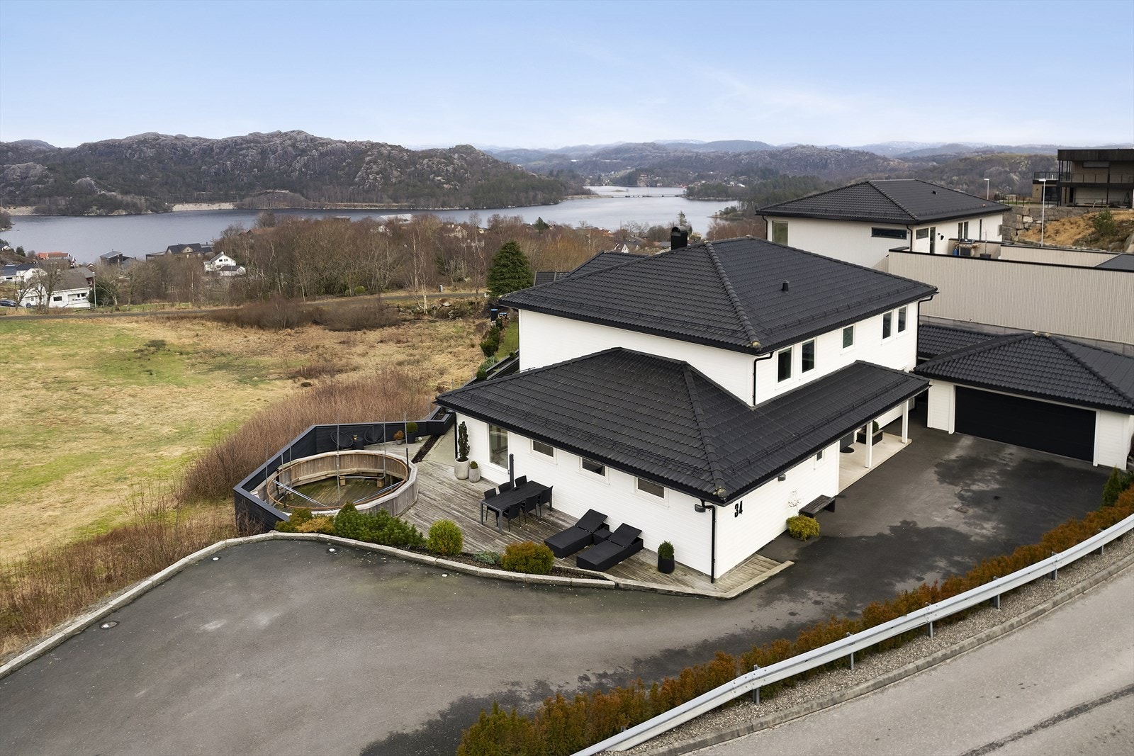 Den lettstelte tomten er pent opparbeidet, med terrasse, plattinger og asfaltert gårdsrom - her ligger alt til rette for å nyte gode stunder utendørs. Galleribilde