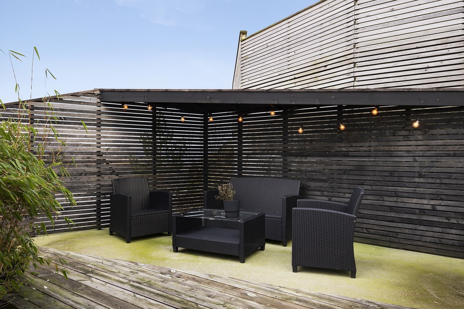 Hagen er skjermet og gir et privat og fredelig uteområde hvor du kan trekke deg tilbake etter en lang dag. Beliggenheten på tomten gir ypperlige solforhold, og de flotte omgivelsene rundt fullfører inntrykket. Galleribilde