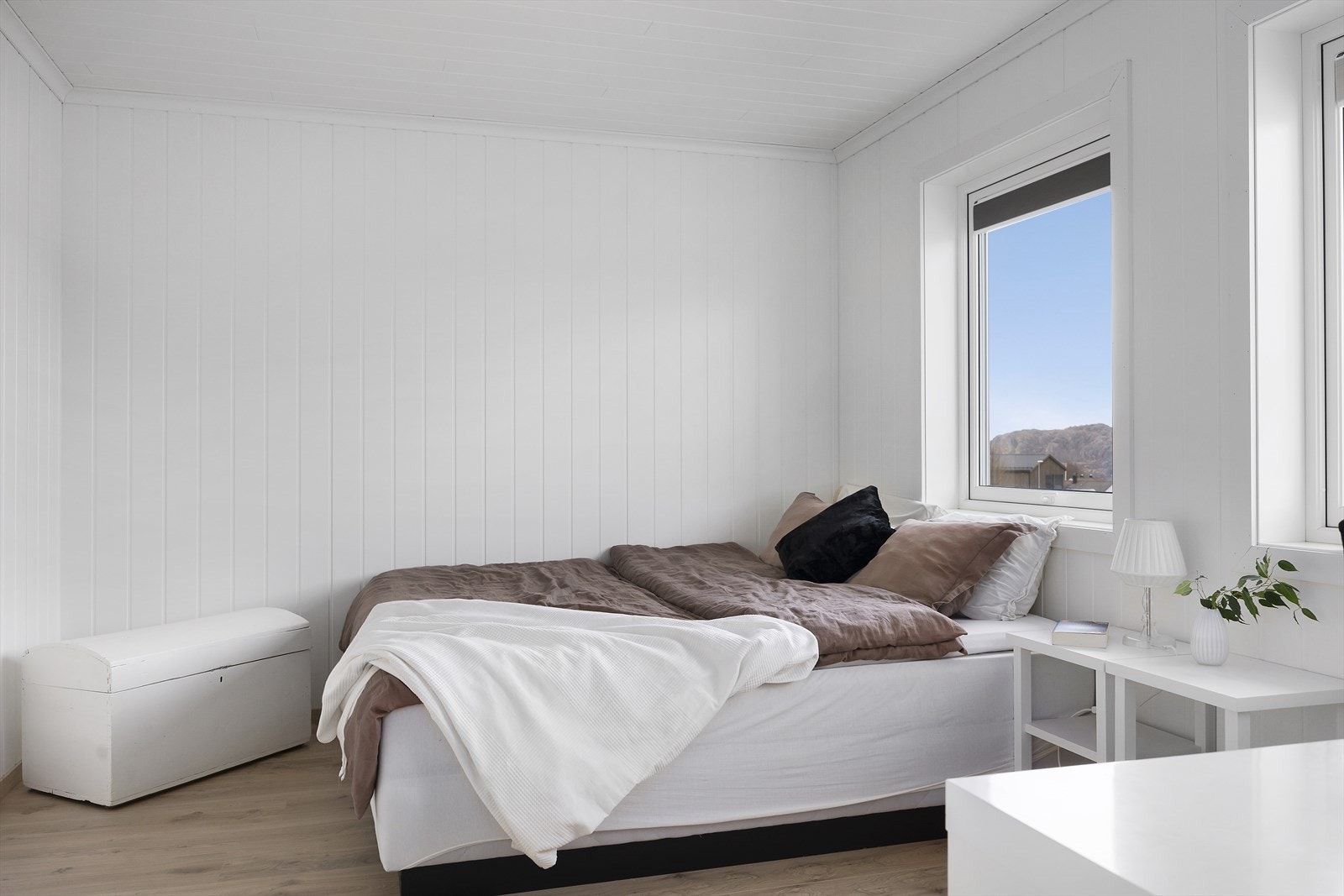 Med hele fire soverom av god størrelse har denne boligen plass til hele familien. Hvert rom har tilstrekkelig plass for både seng og garderobeløsninger, perfekt for både voksne og barn. Galleribilde