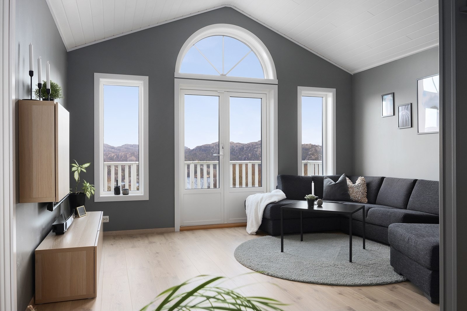 Romslig loftstue med god takhøyde og flotte lysforhold. Stuen er smart innredet i flere soner som gir rom for både avslapning, sosialt samvær, hjemmekontor og lekerom. Galleribilde