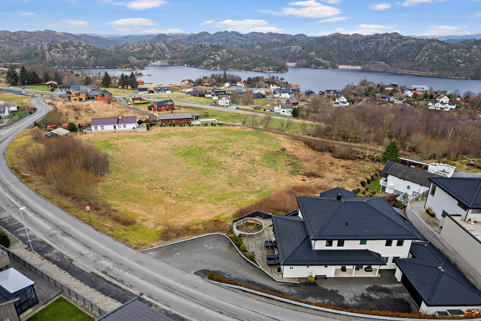 Boligen ligger gunstig til for å nyte fantastiske solforhold og en utsikt du aldri blir lei av. Med le for vind og en godt tilrettelagt tomt, kan du glede deg over mange fine dager både inne og ute. Galleribilde