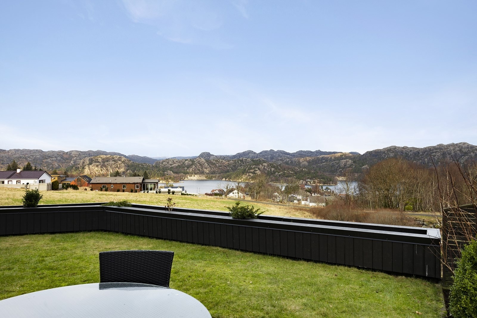 Hagen er skjermet og gir et privat og fredelig uteområde hvor du kan trekke deg tilbake etter en lang dag. Beliggenheten på tomten gir ypperlige solforhold, og de flotte omgivelsene rundt fullfører inntrykket. Galleribilde