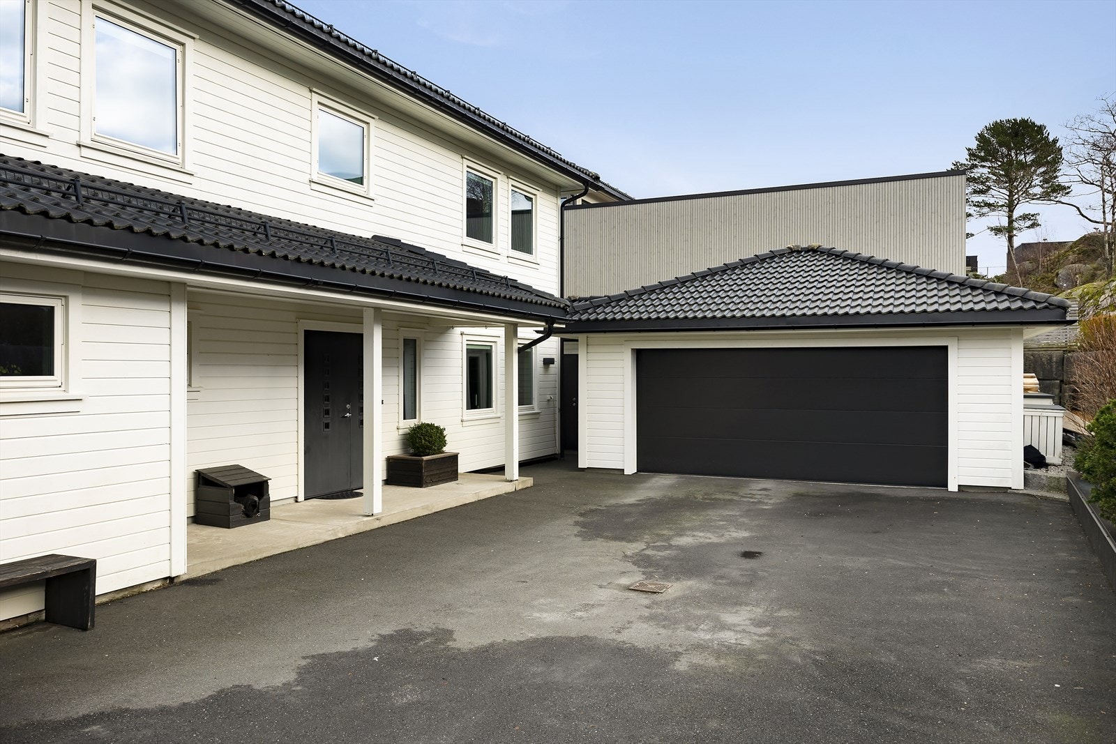 Med en dobbel garasje som har bodplass og en sykkelbod i tillegg, får du masse praktisk oppbevaringsplass. Galleribilde