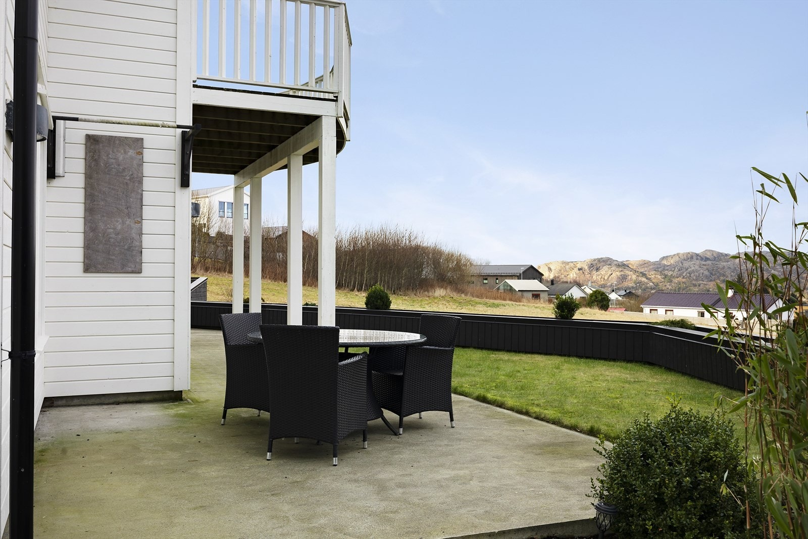 Hagen er skjermet og gir et privat og fredelig uteområde hvor du kan trekke deg tilbake etter en lang dag. Beliggenheten på tomten gir ypperlige solforhold, og de flotte omgivelsene rundt fullfører inntrykket. Galleribilde