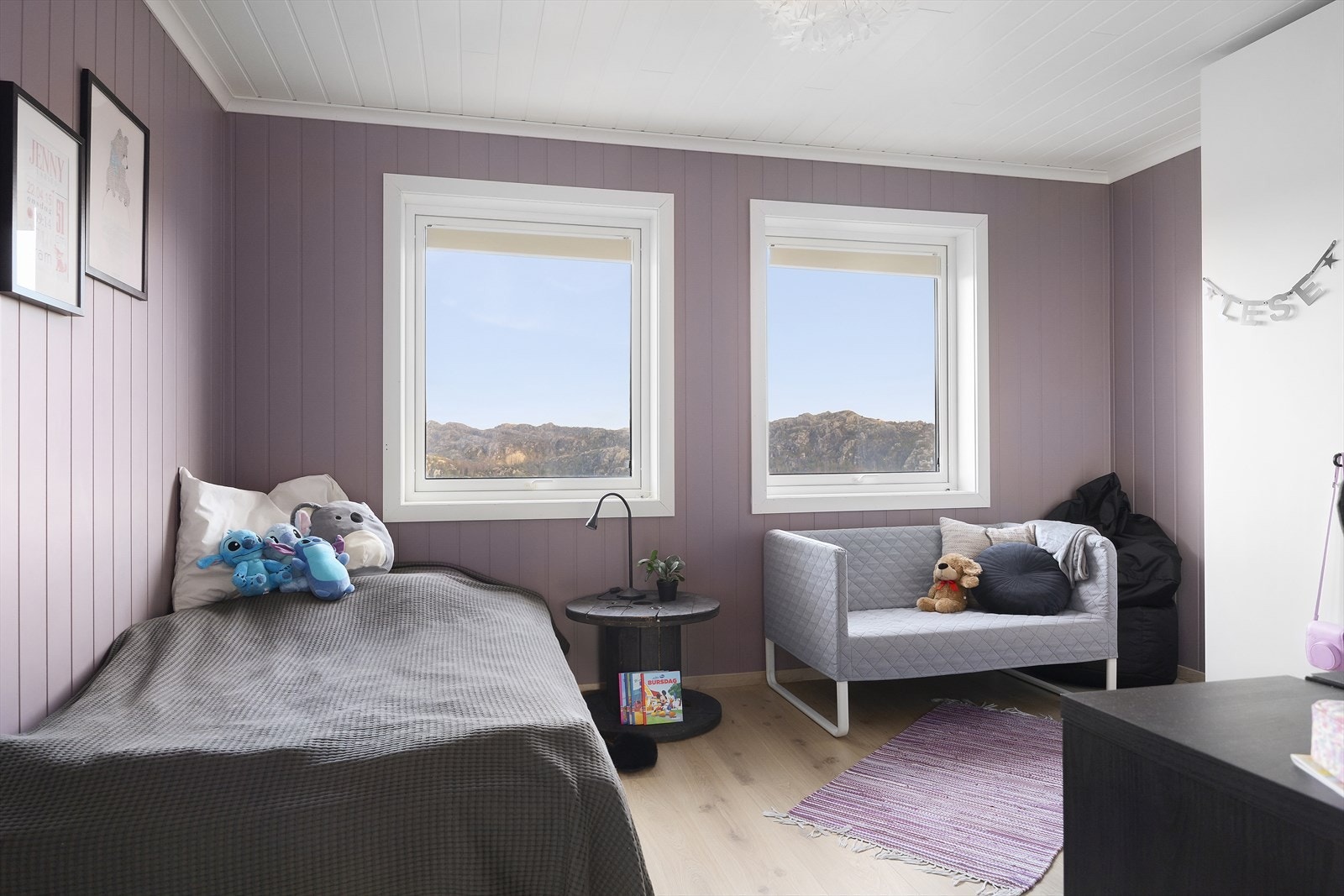 Med hele fire soverom av god størrelse har denne boligen plass til hele familien. Hvert rom har tilstrekkelig plass for både seng og garderobeløsninger, perfekt for både voksne og barn. Galleribilde