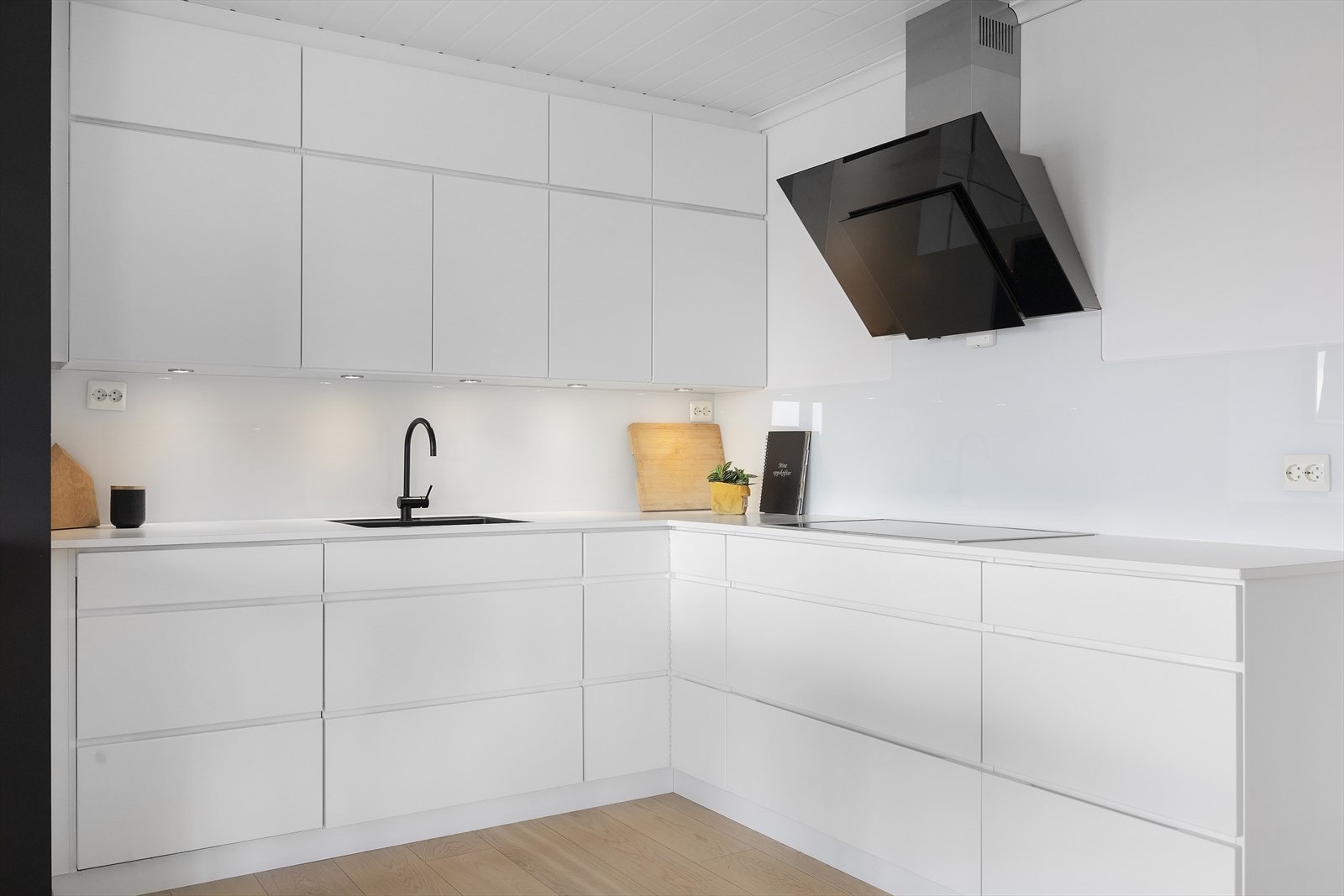 Det lyse og moderne kjøkkenet har slette fronter og integrerte hvitevarer som gir et stilrent og helhetlig preg. Her er det god skap- og arbeidsplass, samt en praktisk kjøkkenøy som både har oppbevaringsplass og fungerer som et koselig spiseområde. Galleribilde