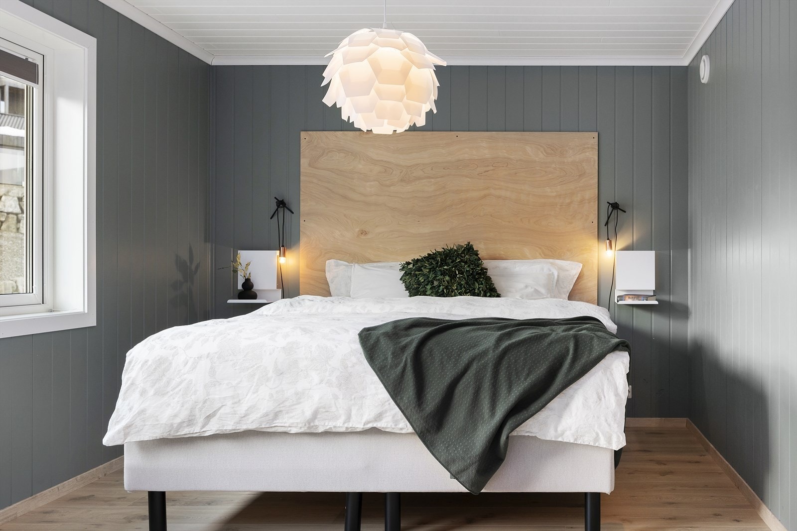 Hovedsoverommet har walk-in garderobe og direkte tilknytning til bad - en veldig praktisk og luksuriøs løsning. Galleribilde