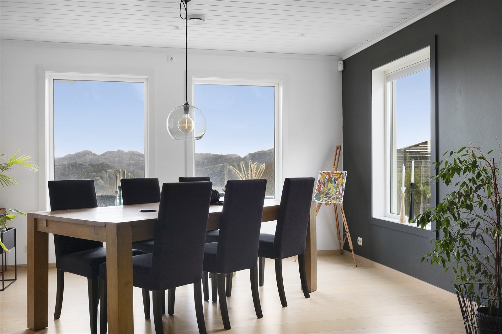 Med en kombinasjon av store vindusflater, varmepumpe og vedovn fremstår denne stuen som både lys, luftig og lun. Galleribilde