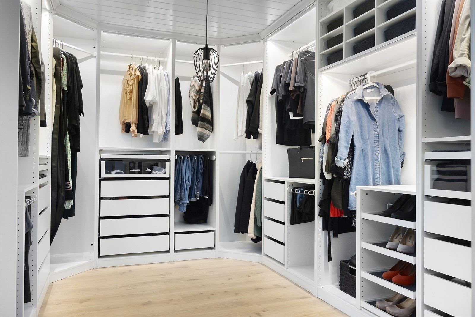 Hovedsoverommet har walk-in garderobe og direkte tilknytning til bad - en veldig praktisk og luksuriøs løsning. Galleribilde