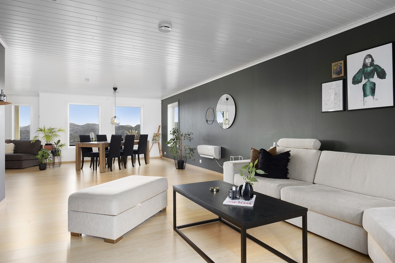 Med en kombinasjon av store vindusflater, varmepumpe og vedovn fremstår denne stuen som både lys, luftig og lun. Galleribilde