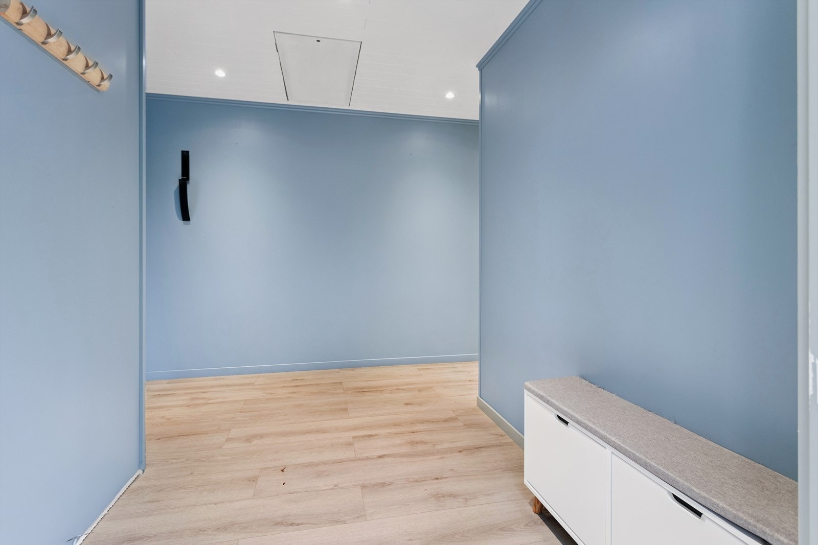 En lys gang leder videre inn i boligen. Galleribilde