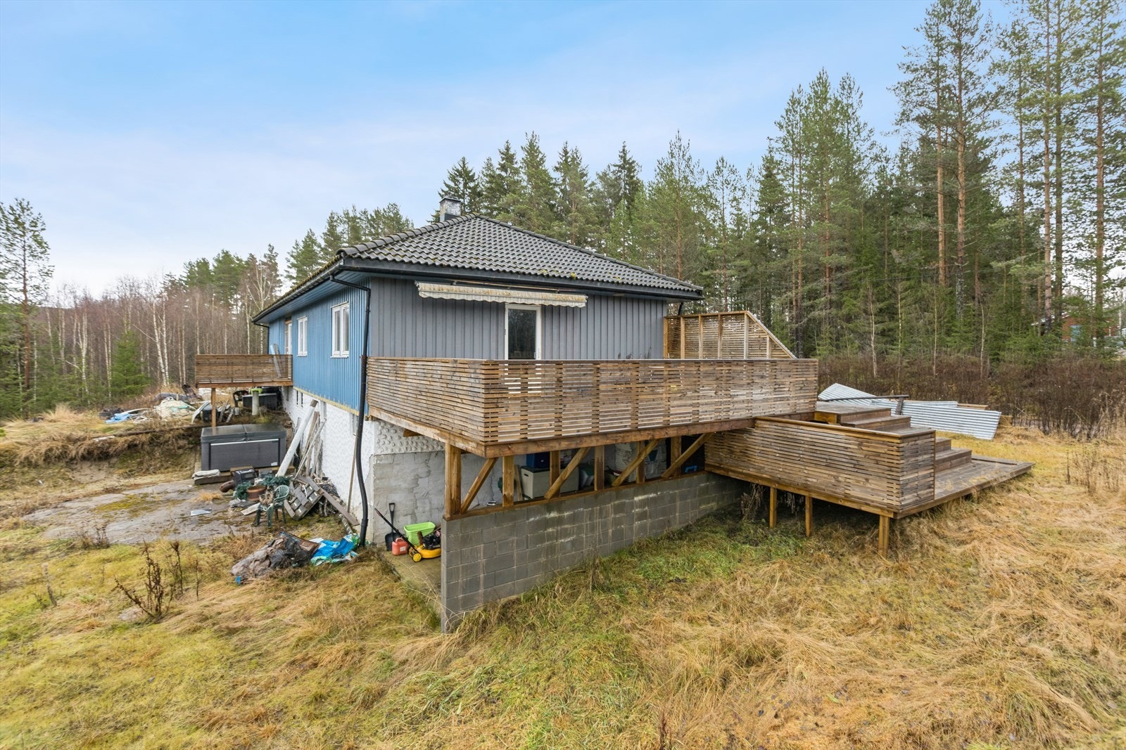 Eiendommen har flere nivåer med terrasser som følger terrenget. Galleribilde