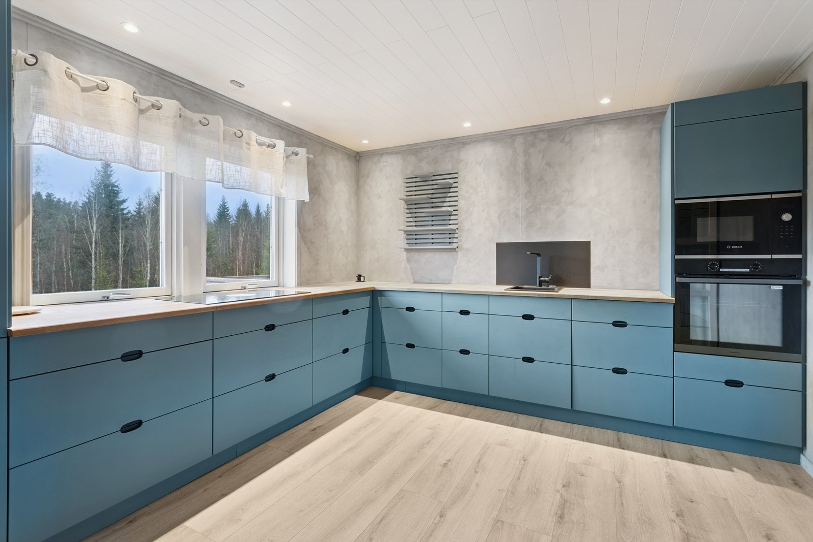 Kjøkkenet er utstyrt med integrert stekeovn og mikrobølgeovn. Galleribilde