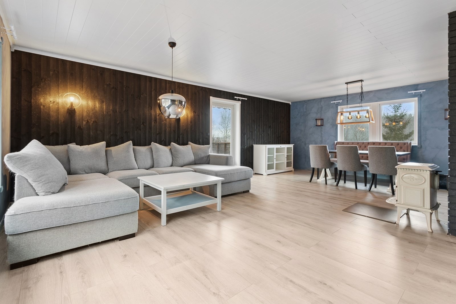 Stuen er romslig med god plass til både spisebord og sofagruppe. Galleribilde