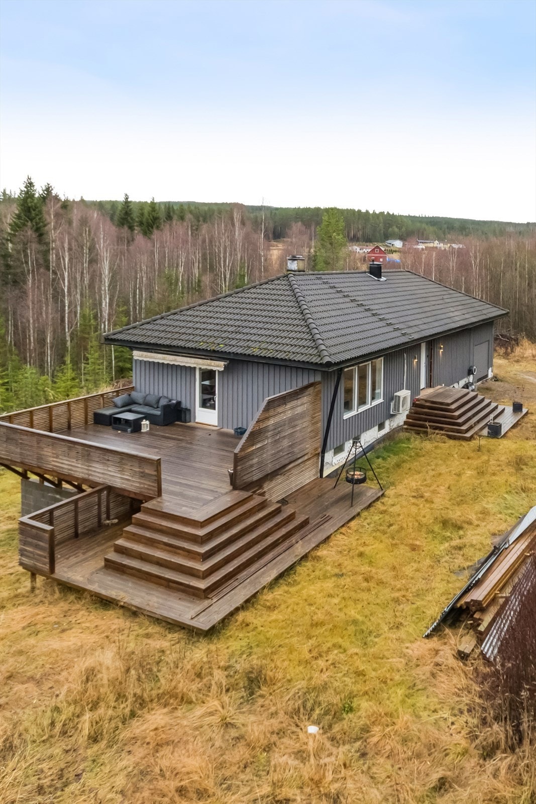 Eiendommen ligger usjenert til i Åsnes Finnskog, et område som byr på et mangfold av friluftsaktiviteter. Galleribilde