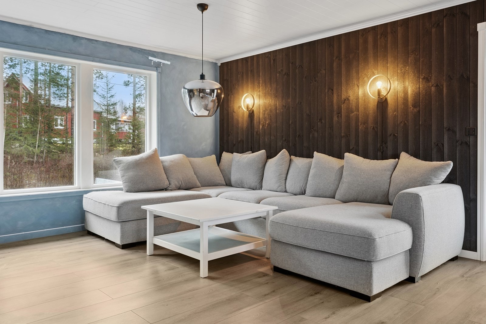 Store vindusflater gir rikelig med naturlig lys til oppholdsrommet. Galleribilde