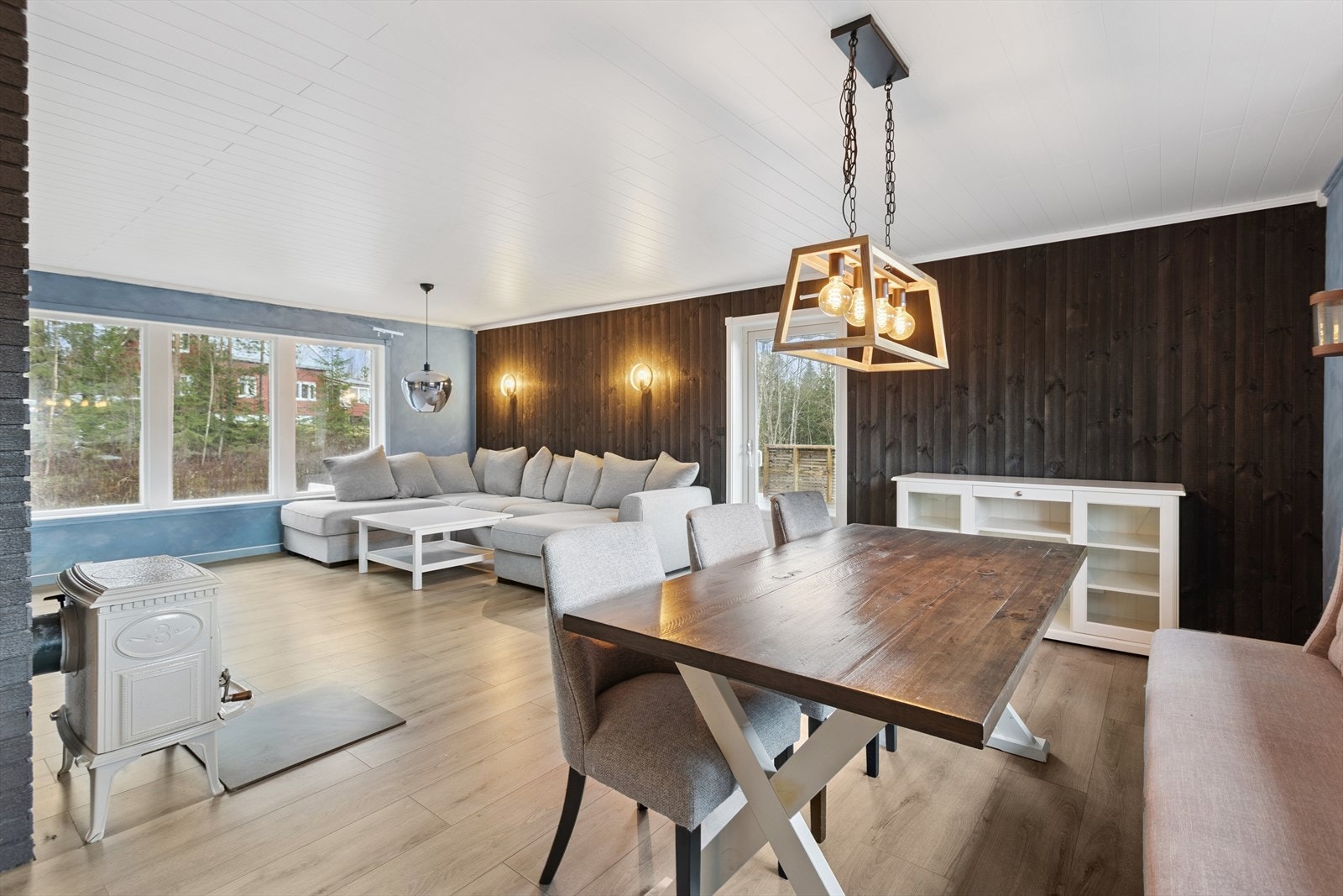 Fra spisestuen er det direkte utgang til en av boligens terrasser. Galleribilde