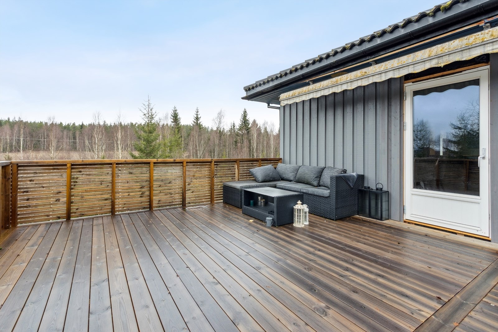 Terrassen er en naturlig forlengelse av stuen på varme dager. Galleribilde