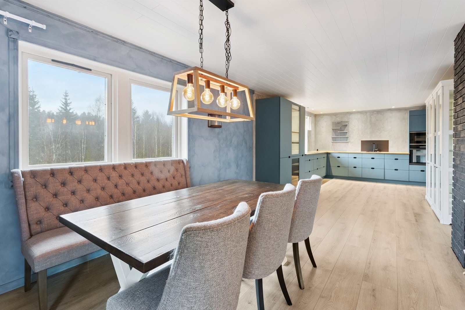 Spisestuen har plass til et stort spisebord for sosiale sammenkomster. Galleribilde