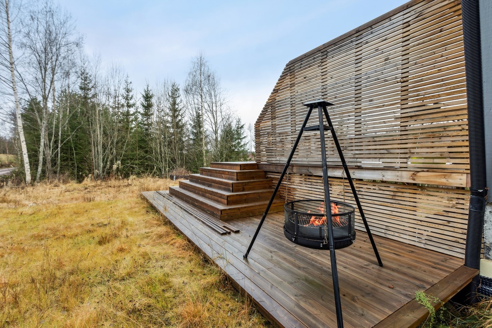 En egen del av terrassen er tilrettelagt for bålpanne. Galleribilde