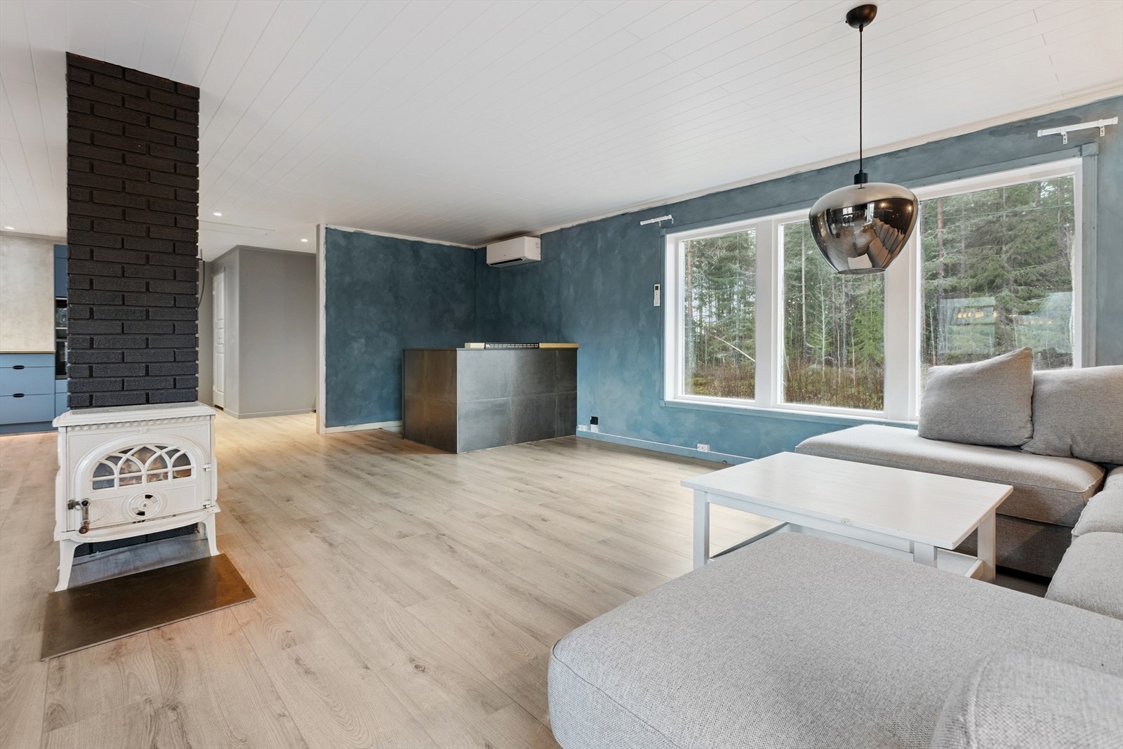 En klassisk vedovn gir både varme og atmosfære i stuen. Galleribilde