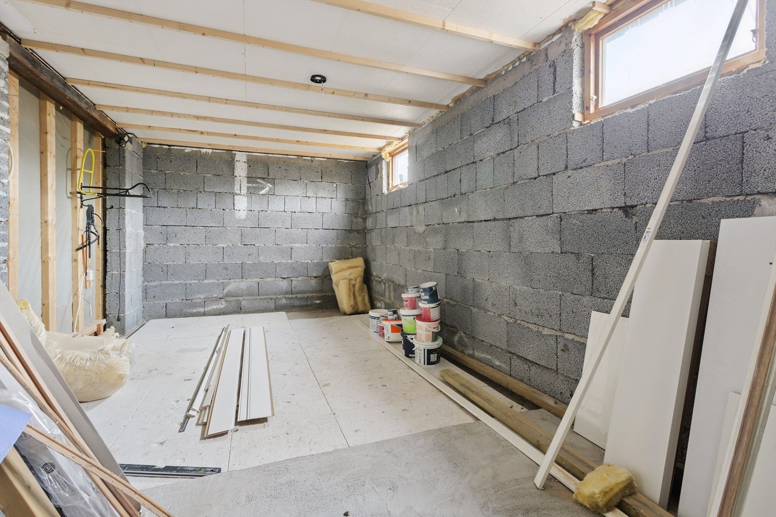 Uinnredet rom i underetasjen med potensial for treningsrom, verksted eller lagring. Galleribilde