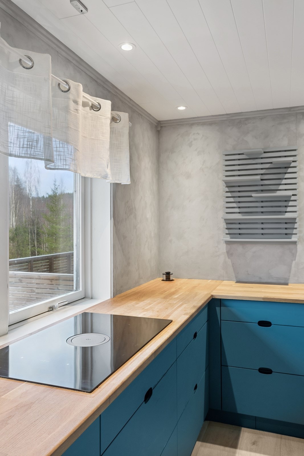 Nedfelt platetopp i en solid benkeplate av tre. Galleribilde