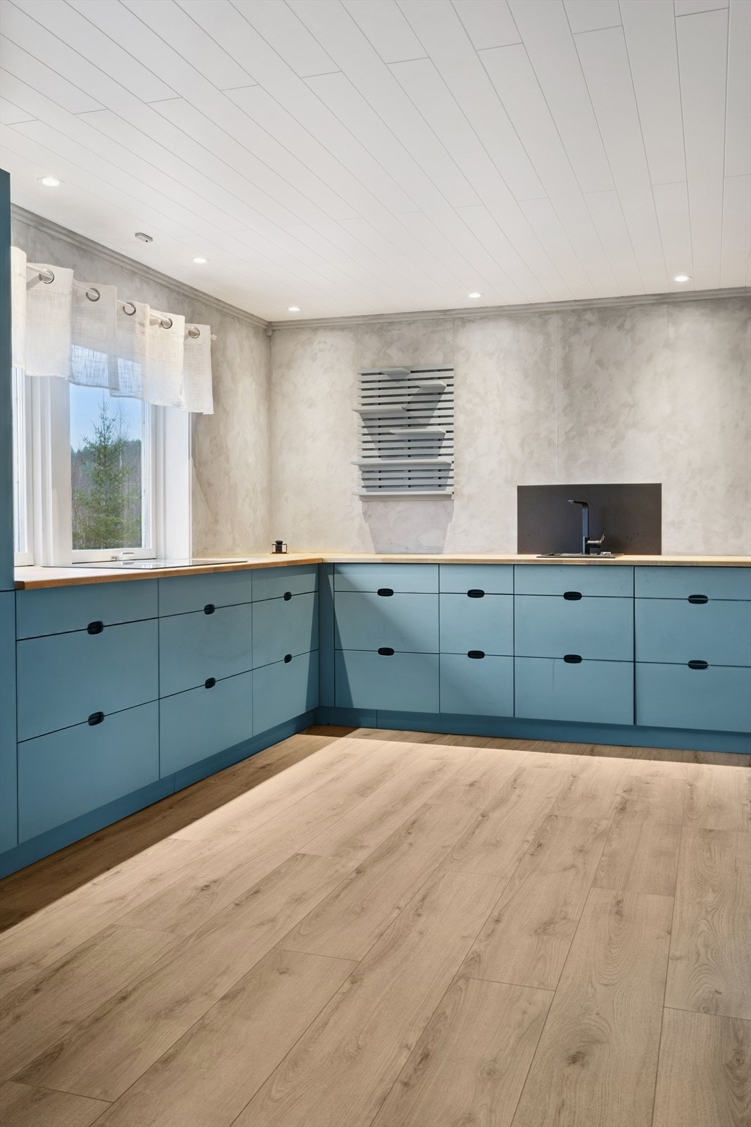 Gode arbeidsflater og downlights i taket gir et funksjonelt kjøkken. Galleribilde