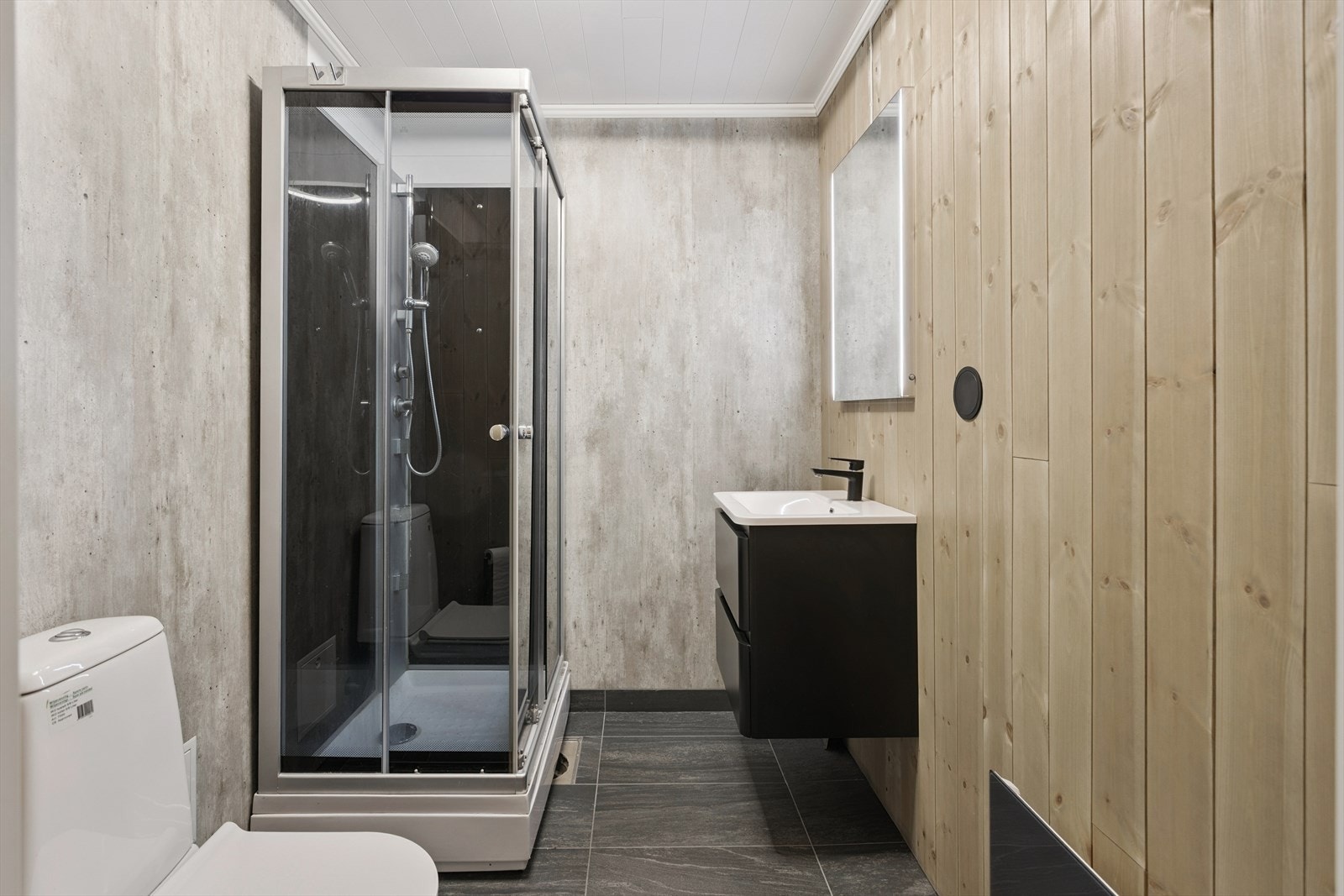 Praktisk bad i underetasjen med dusjkabinett, toalett og servant. Galleribilde