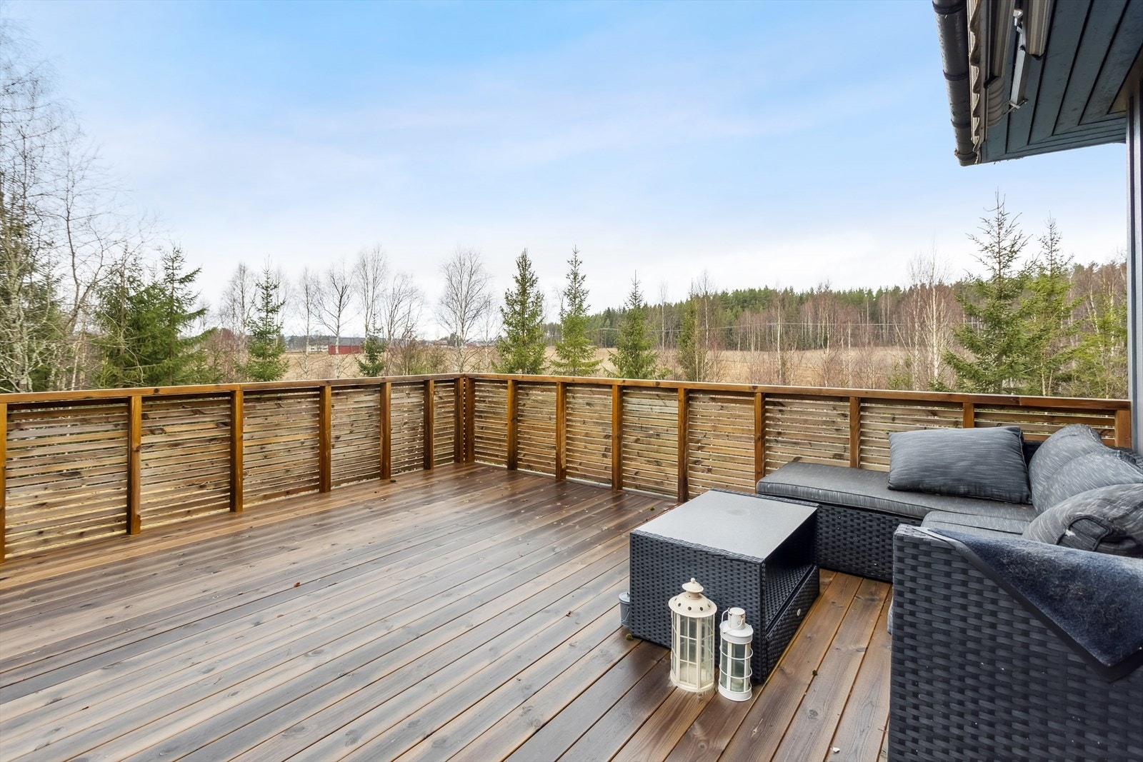 Den store hovedterrassen gir rikelig med plass for utemøbler og sosiale soner. Galleribilde