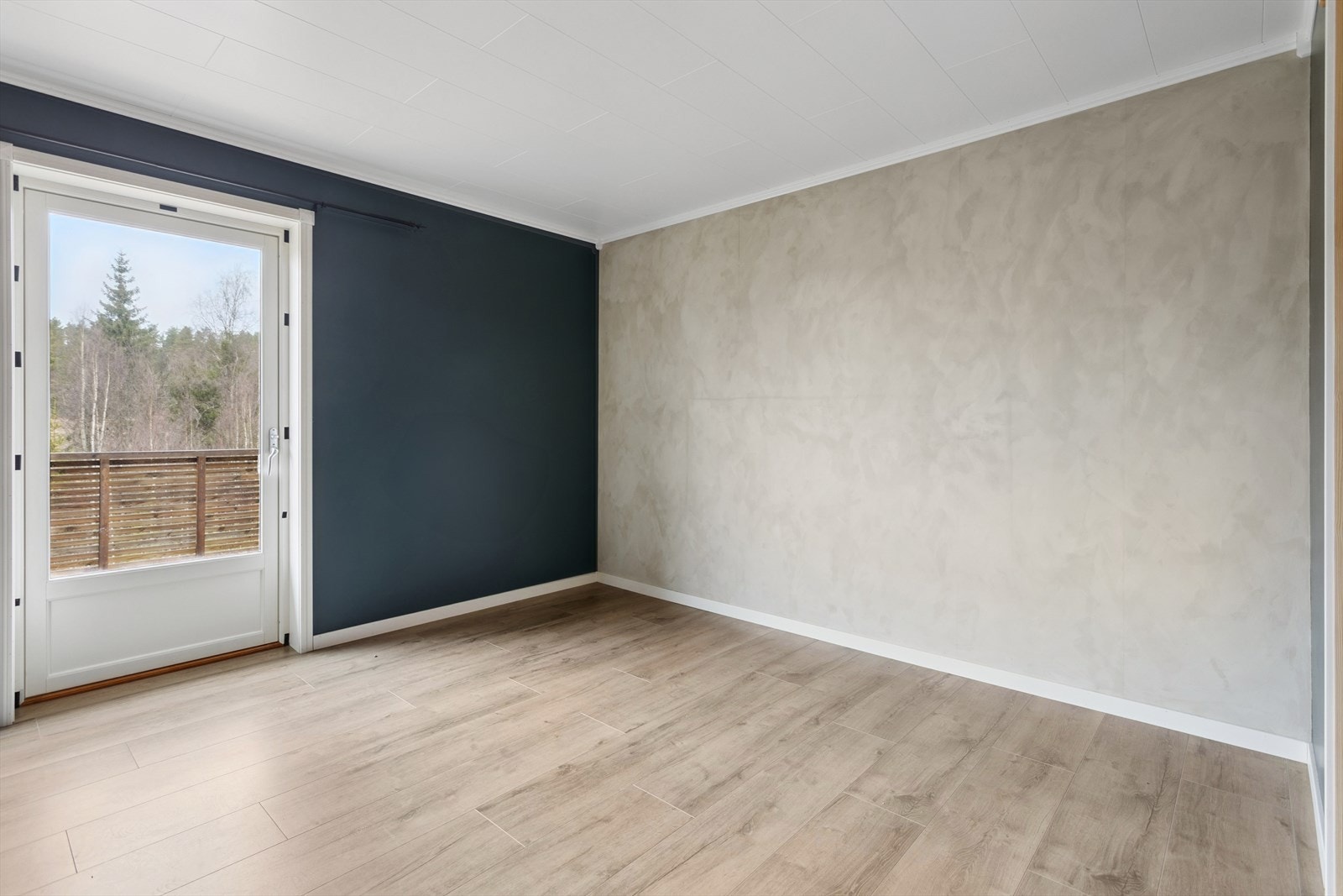 Hovedsoverommet i første etasje har egen utgang til en privat balkong. Galleribilde