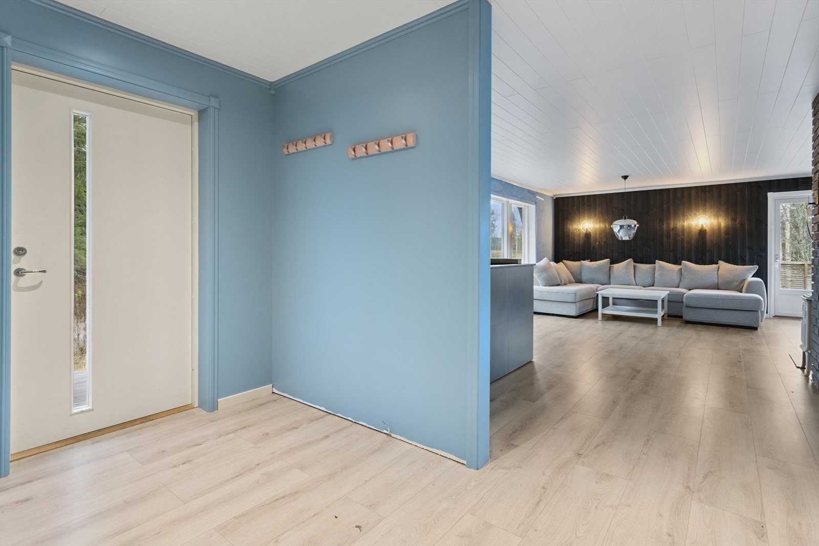 Velkommen inn! Inngangspartiet åpner opp mot boligens sosiale sone. Galleribilde