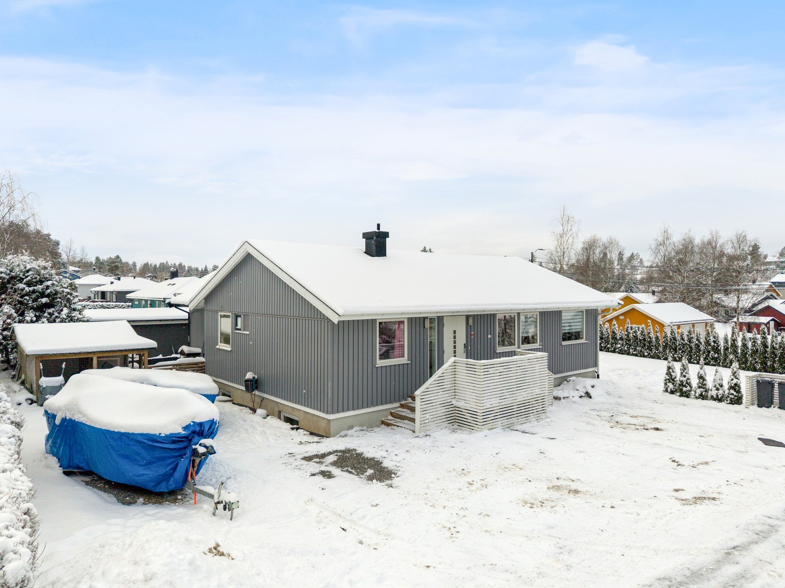 Eiendommen har en romslig innkjørsel. Galleribilde