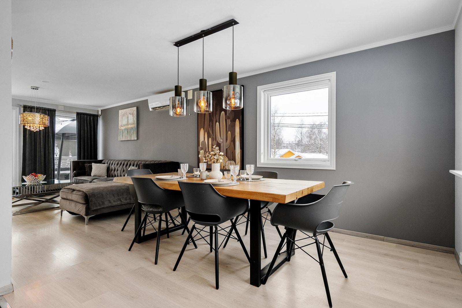 Det er god plass til både TV-stue og spisestue i stuen. Galleribilde